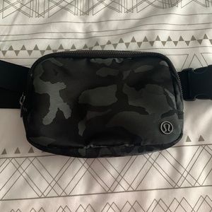 Lululemon everywhere belt bag
